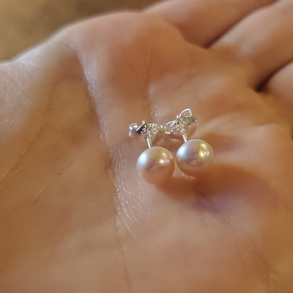 NWOT Tiny 6mm Silver Purple Freshwater Pearl Studs - Picture 4 of 7